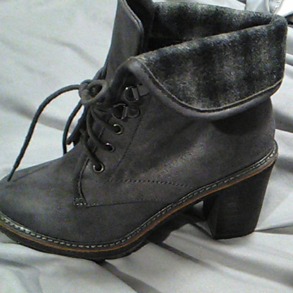 Adorable booties (White Mountain)